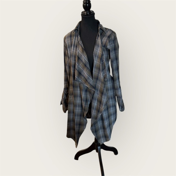 Legendary Whitetails Other - Legendary Whitetails Men's Plaid Shirt - Black and Brown I have a medium too